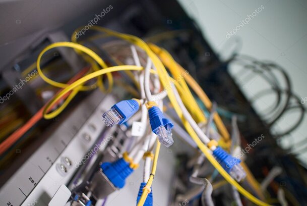 Cablaggio rete in fibra ottica in un piccolo ufficio