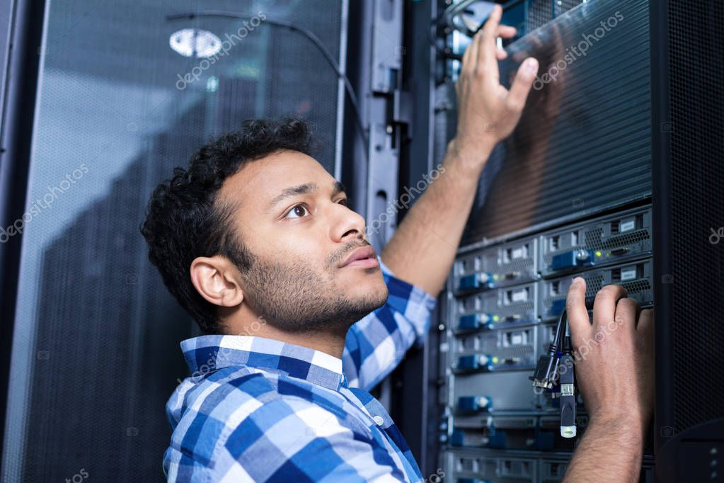 Tecnico esperto che analizza uno schema di rete