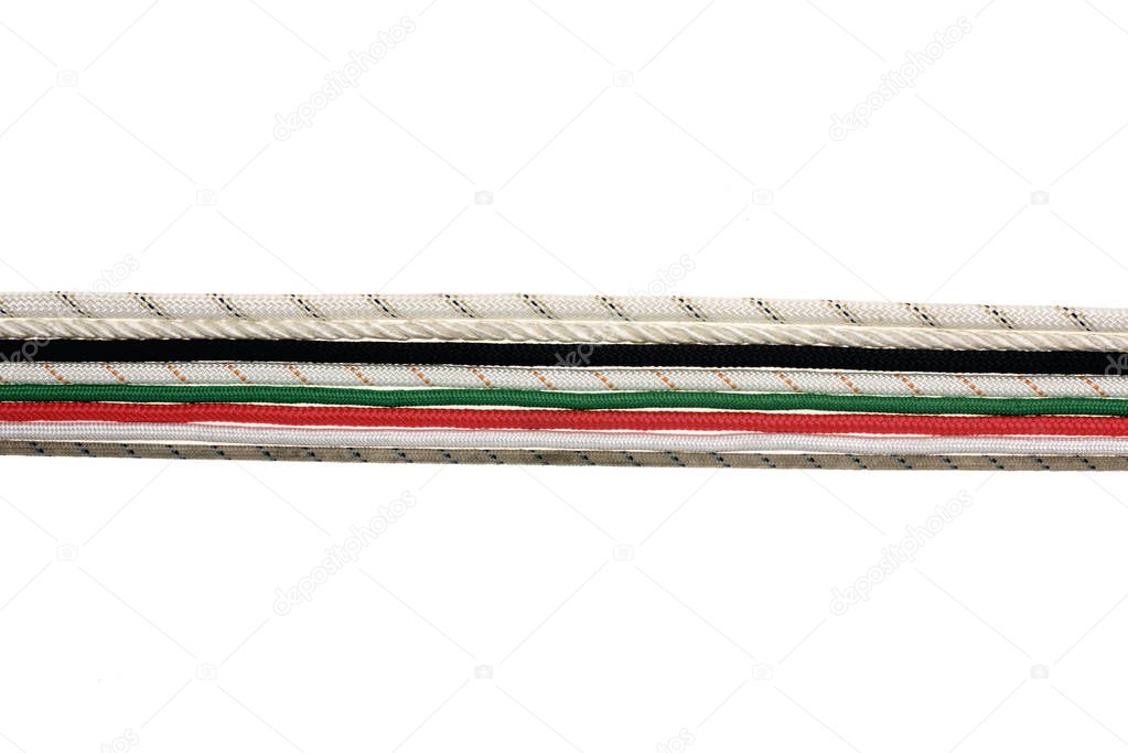 Dettaglio di cavi in fibra ottica ordinati in un rack