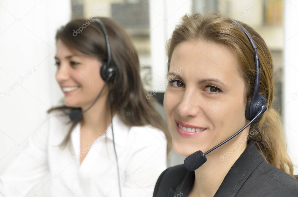 Tecnico che spiega al cliente il funzionamento della rete internet