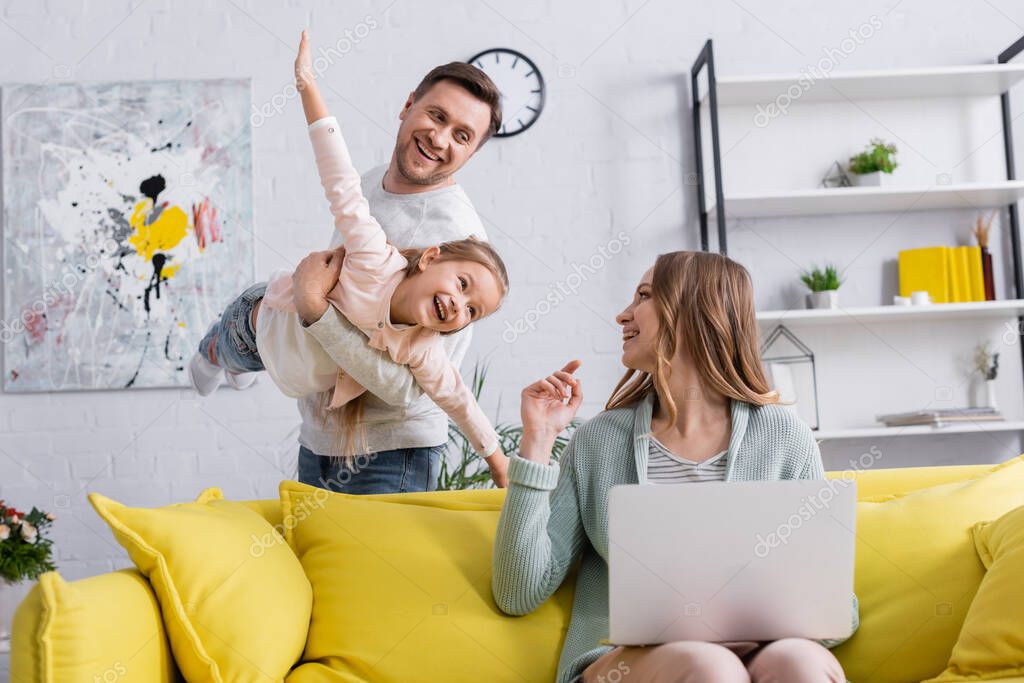 Famiglia che utilizza internet in casa con connessione stabile