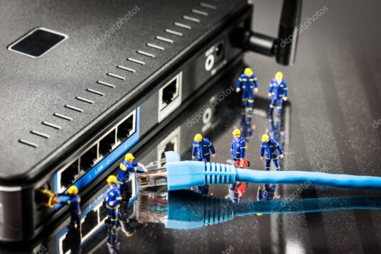 Tecnico NEXUS che controlla un impianto in fibra ottica in un appartamento