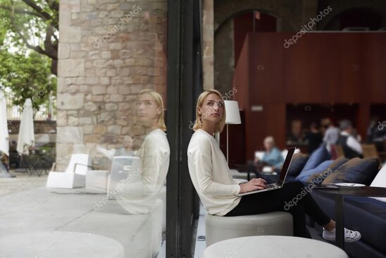 Locale commerciale con clienti connessi al Wi-Fi