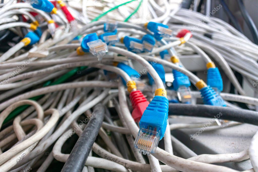 Tecnico che controlla i cavi di rete per riparare una connessione internet