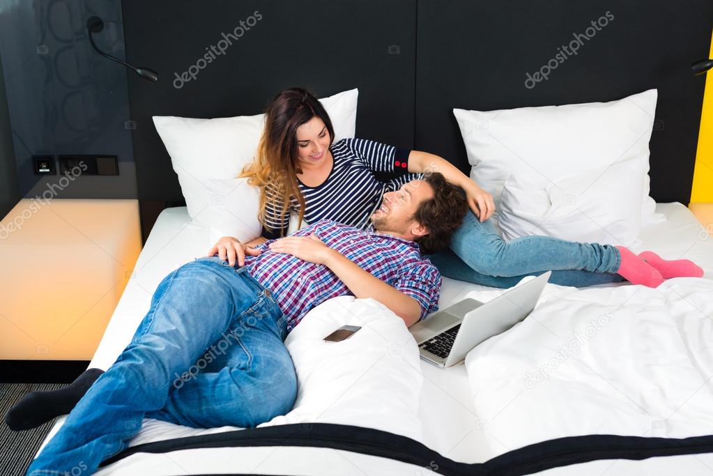 Clienti che usano il Wi-Fi in un B&B o bar